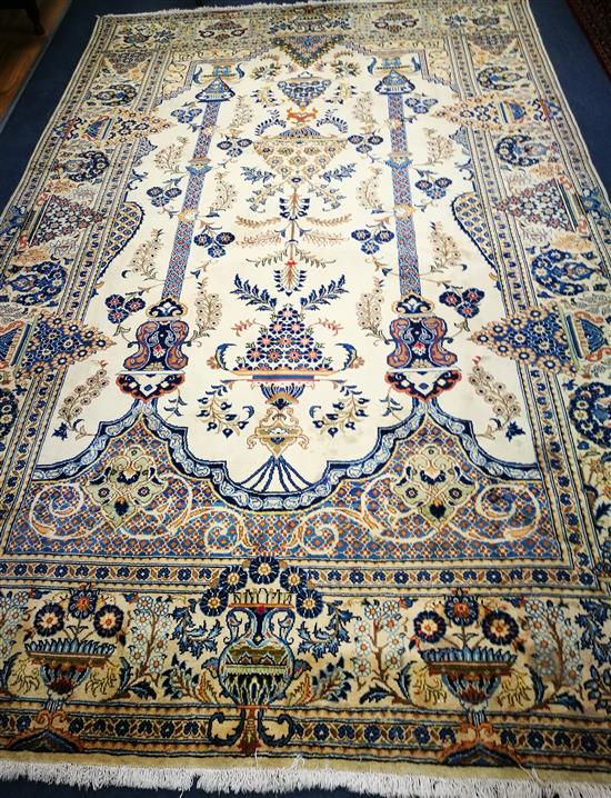 A Kashan carpet 330 x 212cm